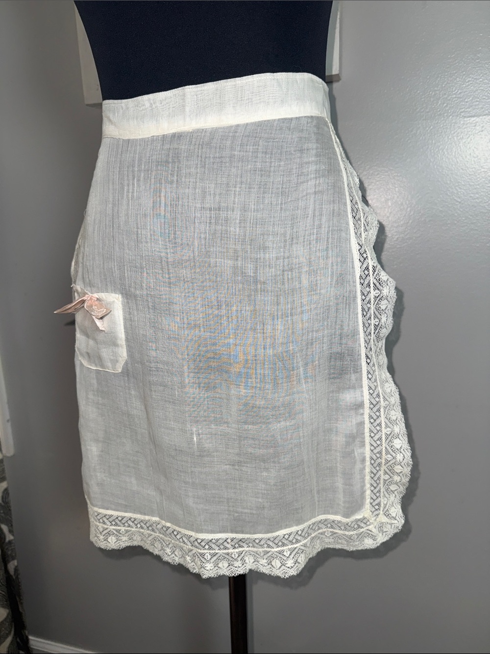 Vintage Edwardian Style White Apron with Lace Trim & Ribbon Detail - Picture 6 of 8